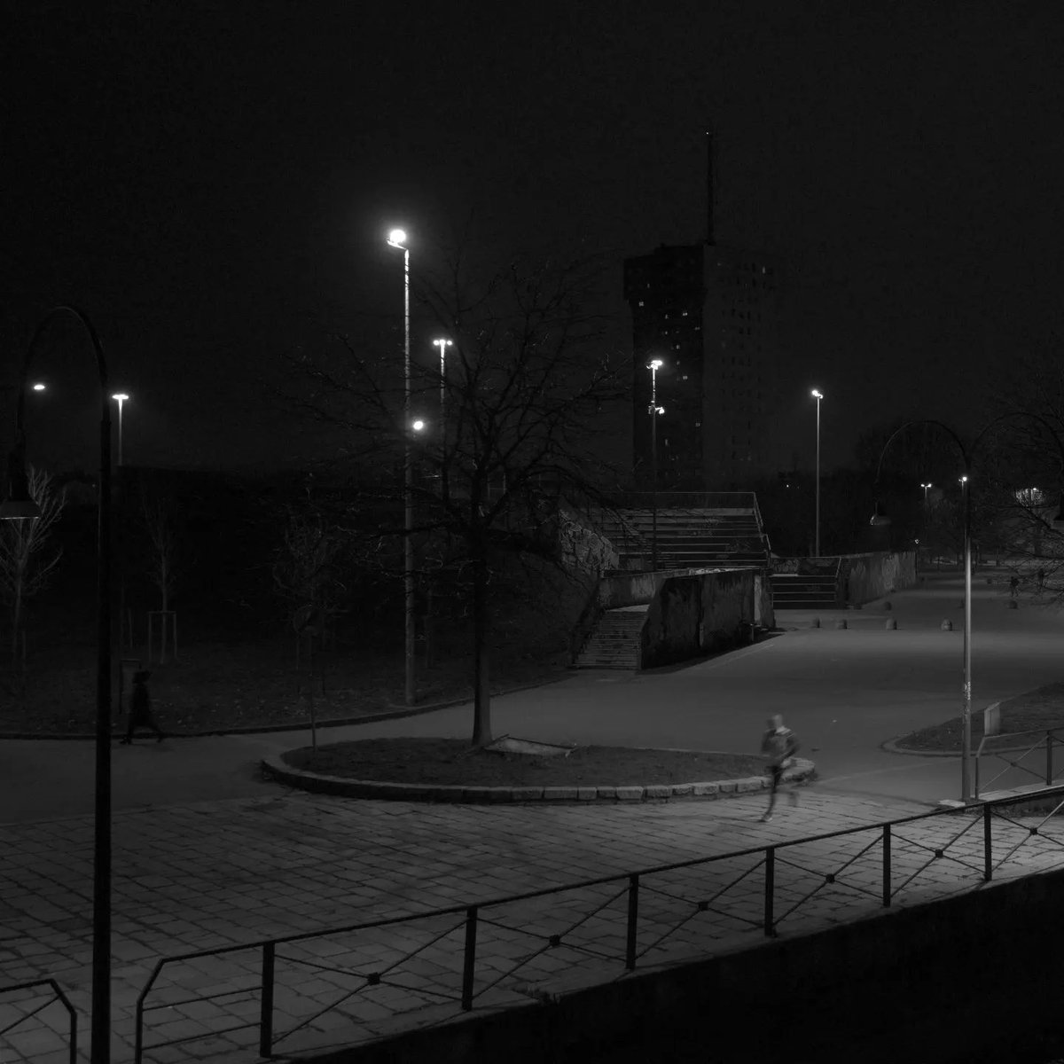 MarcoFosci's tweet photo. Milan, two figures in the night along the Martesana canal, a runner training and a dark shadow slipping away.
—
#milan #martesana #naviglio #runner #darkshadow #black #white #bnw #bnwphotography #blackandwhite  #monochrome #bnwphotos #moments_in_bnw #moments_in_photography #momen https://t.co/mp9Cjmxfqc
