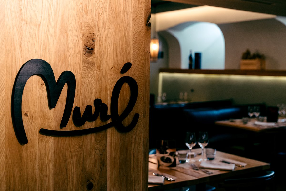 Atrian Gastrogrill Muré suomalaisen lihan näyteikkuna Hgin Senaatintorin kulmalla!🥩 Tiedätkö sinä, mitä tarkoittaa porterhouse, marmorointi tai dry age? Tästä jutusta selviää: bit.ly/3FzBwZ1 <a href="/iltalehti_fi/">Iltalehti</a> <a href="/PasiAtria/">Pasi Luostarinen</a> #gastrogrillmure #maailmanparaspihvi