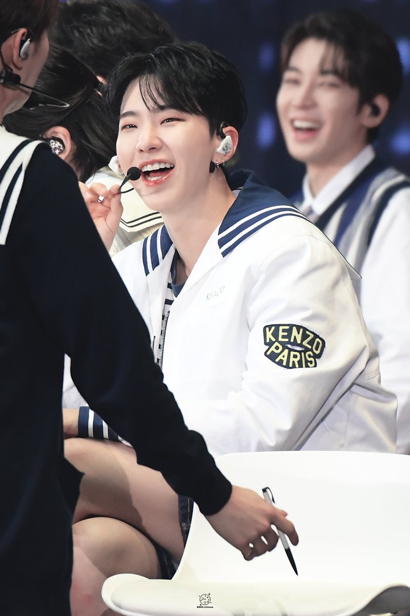BRM_fullmoon's tweet photo. 230311 캐럿랜드
전떤남자... 시강

#세븐틴 #SEVENTEEN 
#호시 #HOSHI #권순영 https://t.co/vfKsglEXlV