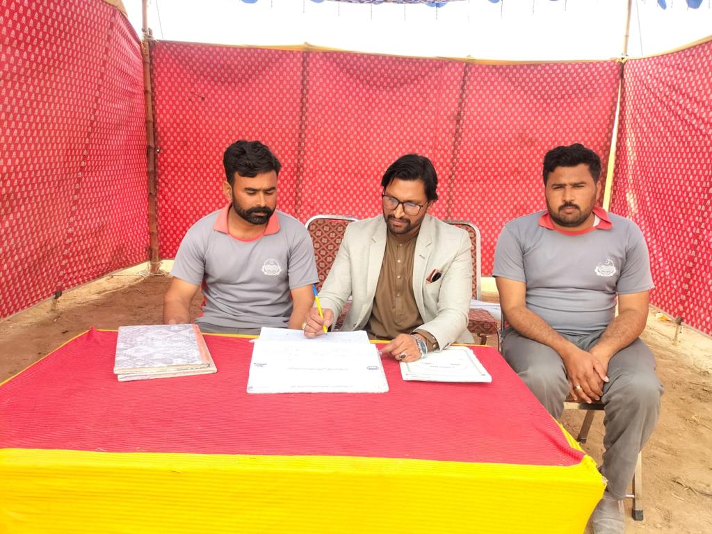 Pcmmdc's tweet image. پنجاب کیٹل مارکیٹ مینجمنٹ اینڈ ڈویلپمنٹ کمپنی کے زیر انتظام راولپنڈی ڈویژن کی  تلہ گنگ اور ڈومیل مویشی منڈیاں بروز جمعہ کو لگائی جاتی ہیں۔ پنجاب کیٹل مارکیٹ کا آپریشنل اسٹاف مویشی منڈیوں میں انسانوں اور جانوروں کے لیے پینے کا صاف پانی، 1/2 #lgcd #GovtofPunjabpk