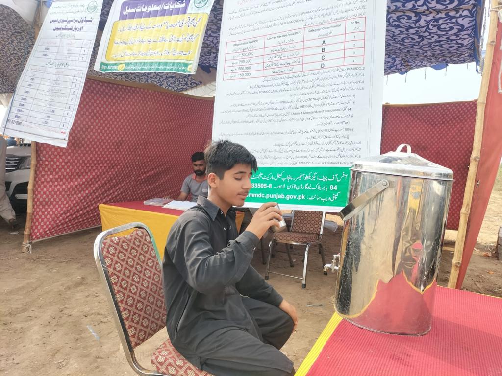 Pcmmdc's tweet image. پنجاب کیٹل مارکیٹ مینجمنٹ اینڈ ڈویلپمنٹ کمپنی کے زیر انتظام راولپنڈی ڈویژن کی  تلہ گنگ اور ڈومیل مویشی منڈیاں بروز جمعہ کو لگائی جاتی ہیں۔ پنجاب کیٹل مارکیٹ کا آپریشنل اسٹاف مویشی منڈیوں میں انسانوں اور جانوروں کے لیے پینے کا صاف پانی، 1/2 #lgcd #GovtofPunjabpk