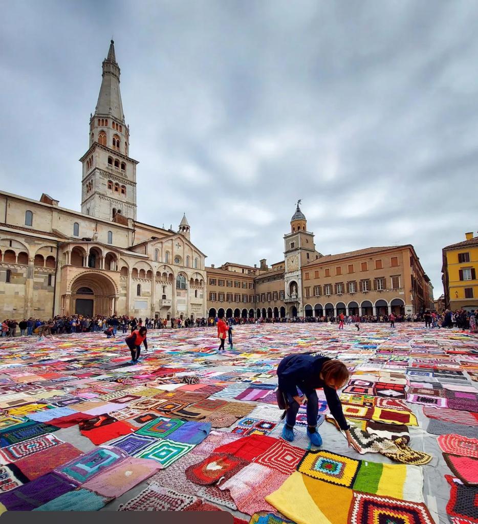 moni_moni75's tweet photo. La piazza della mia città tappezzata di coperte 
Iniziativa contro la violenza sulle donne 🌺 https://t.co/rwWDXQjAAN