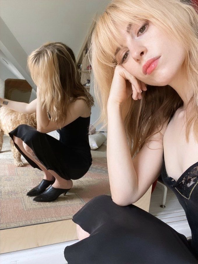 1OFTHSECRZYGRLS's tweet photo. no one asked but this is one of my favourite pics of hayley EVER!! she did this for the sapphics ( the sapphics in question being me ) https://t.co/baZmPrfB18
