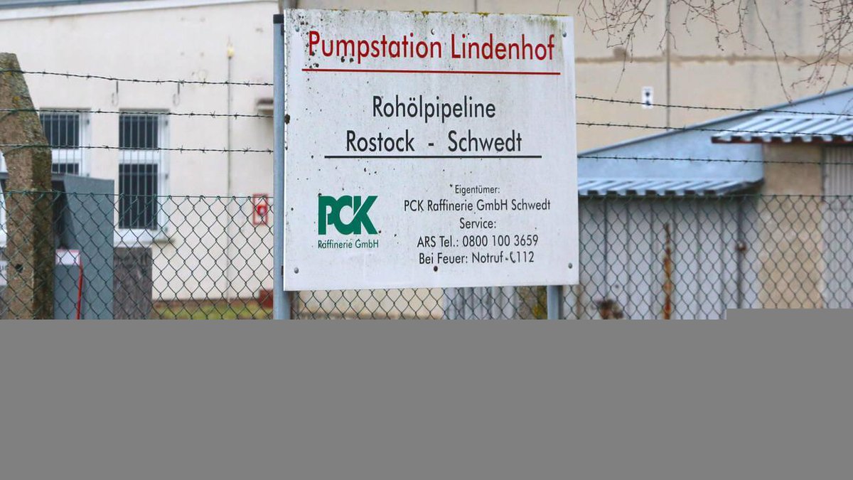 Anfang des Monats kam die erste Lieferung kasachisches Öl in der Raffinerie PCK in Schwedt an. Doch was als Zeichen des Rückzugs aus dem Russland-Geschäft gedacht ist, spielt am Ende doch in Putins Kassen ein. wiwo.de/politik/deutsc…