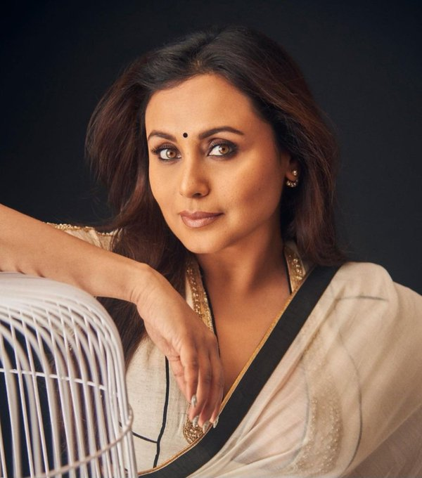 middaygujarati's tweet photo. Rani Mukerji looks stunning for the promotions of her upcoming movie #MrsChatterjeeVsNorway.
#RaniMukerji #ranimukerjiatwpl #Rani #RaniMukerjiFans #MrsChatterjeeVsNorwayReview #mrschatterjeetrailer #Yrf #NikhilAdvani
https://t.co/AO9g2DUT8L https://t.co/4rStqDd8yr