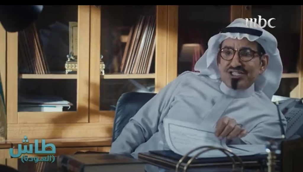 ما قام به المحامي في حلقة اليوم من #طاش_العودة يخالف قواعد وأعراف مهنة المحاماة.
فلا يجوز للمحامي نظاماً أن يفشي سراً اؤتمن عليه أو عرفه عن طريق مهنته ولو بعد انتهاء وكالته، ولا يجوز له التبليغ بمعلومات أو نشر مستندات أو وثائق في قضايا جنائية. 
ويعاقب المحامي لو خالف ذلك.
