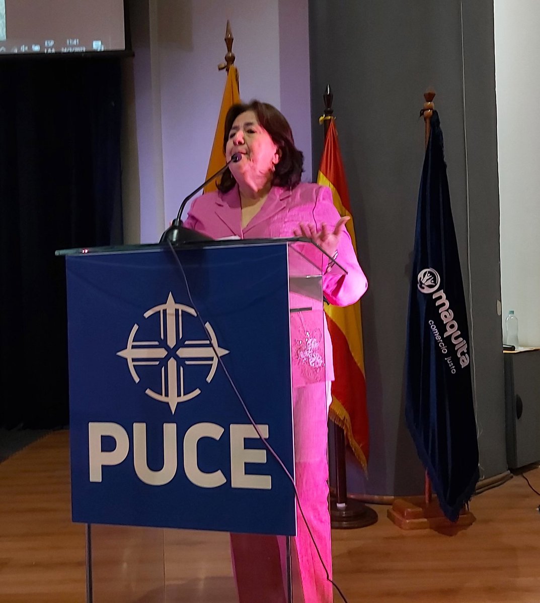 Soraya Flores representante del comite de #comerciojusto de #Portoviejo dio su testimonio del darse las manos fruto del trabajo conjunto Convenio <a href="/ManosUnidasONGD/">Manos Unidas ONGD</a> @Maquita_Cjusto  con el financiamiento <a href="/aecidecuador/">AECID en Ecuador</a>  En el evento en alianza <a href="/PUCE_Ecuador/">PUCE Ecuador</a>