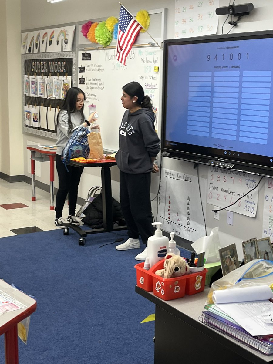 BBSmalleyES's tweet image. Special thanks to @BbhsCrusaders Science National Honor Society for stopping by our classes today and creating a fun experiment with our students.