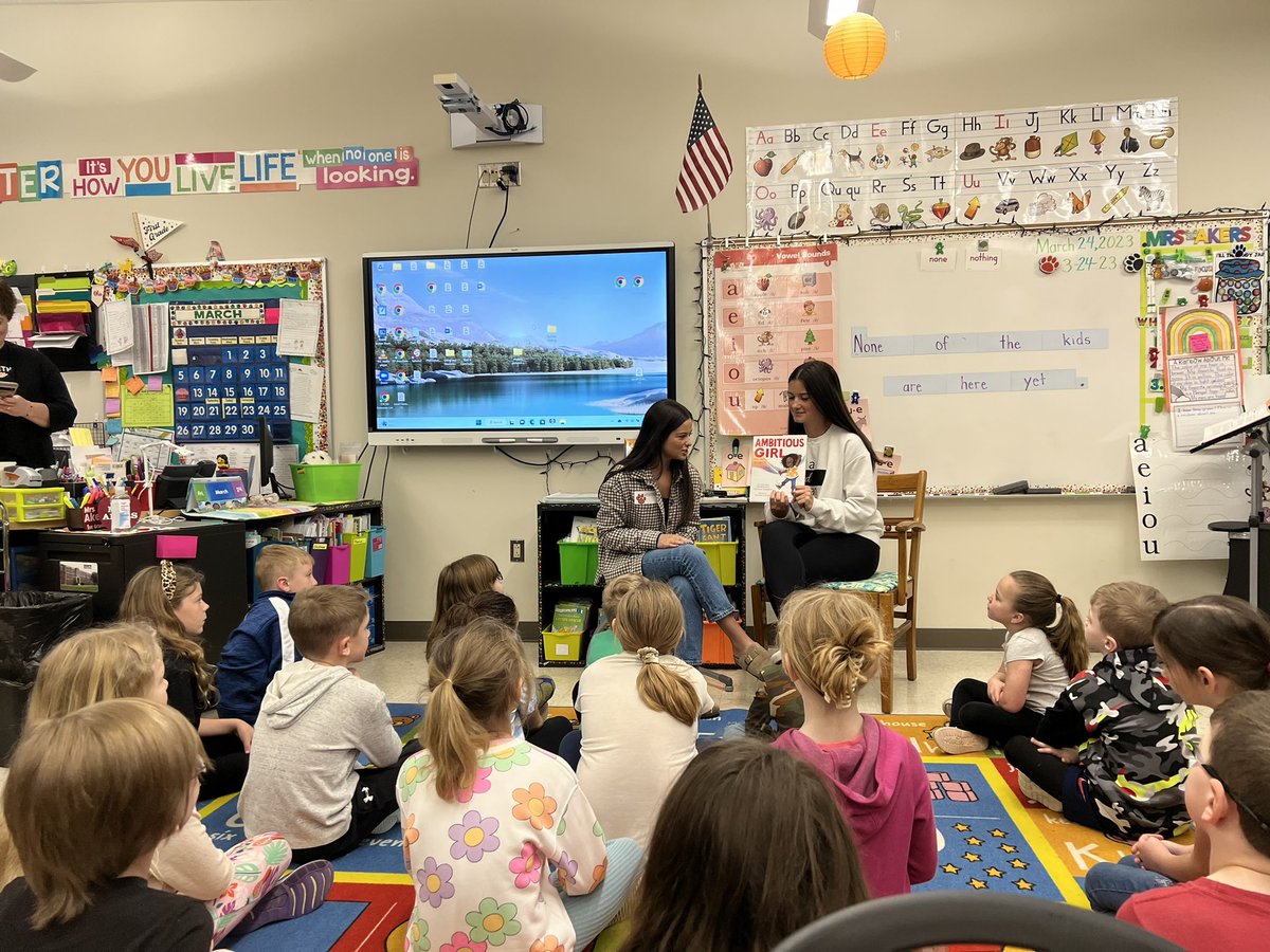 CirclevilleCity's tweet photo. Our @CHSTigerPride Diversity and Inclusion Club members read to our @CESTigerPride students this morning! We love seeing these connections between our Tigers! #itsagreatdaytobeatiger https://t.co/ENRr6G0xwN