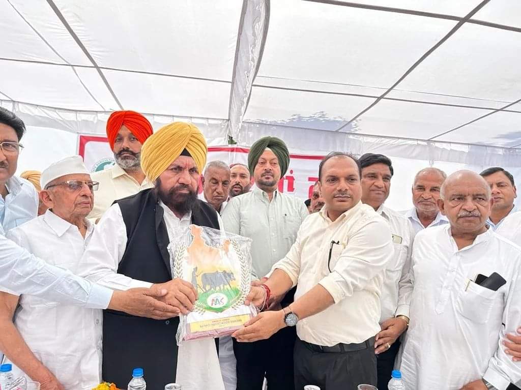 HarchandSBarsat's tweet photo. Was warmly welcomed by SDM, Mandi Board employees, Rice Miller Association, Aarthiya Association, Mandi Association &amp; a large no of people associated with agriculture at Samana. Assured them that  none  will face any kind of problem with respect to Mandi Administration. https://t.co/8Ja91cHPXD
