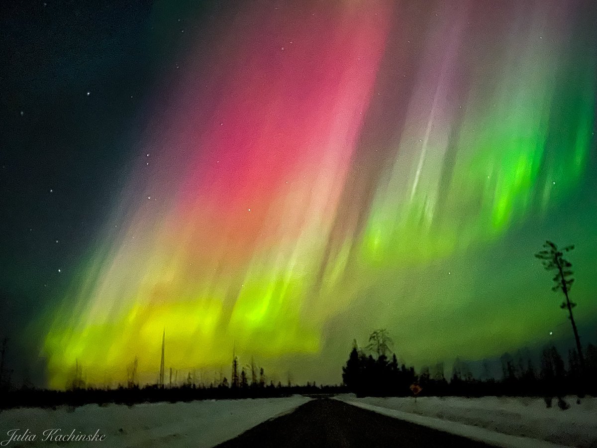 jewelzann26's tweet photo. Around midnight last night in NE #Minnesota #Aurora #AuroraBorealis #northernlights #spaceweather #solarmax #KDLH https://t.co/pQinyyu4IL
