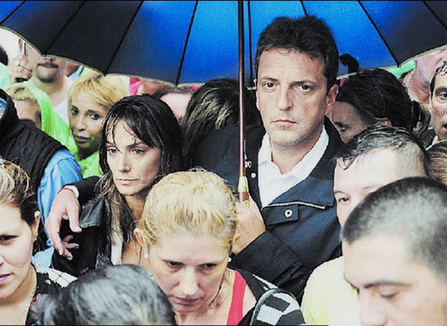 Nunca te olvides que Sergio Massa y Malena Galmarini. Se infiltraron en la marcha de Nisman solo para obtener votos y hoy se vendió al kirchnerismo y sostiene que se se suicidio. Memoria, verdad y justicia.