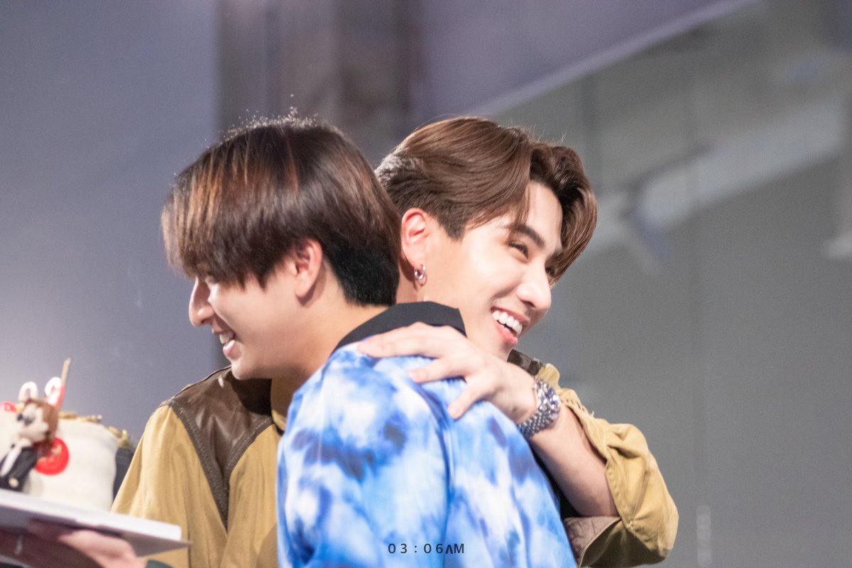 perthppe's tweet photo. ขอบคุณKDทุกคนที่มาวันนี้นะค้าบ 
ดีใจทุกครั้งที่ได้เจอ ขอบคุณจากใจที่คอยอยู่ซัพพอร์ตผมในทุกๆก้าว ปีนี้ผมได้ทําในสิ่งที่ชอบหลายๆอย่าง ได้เริ่มเดินทางในเส้นทางใหม่ๆที่ชอบ เราจะเติบโตไปด้วยกันนะครับ ตอนนี้ผมมีความสุขมากๆ ขอบคุณสําหรับของขวัญเเละคําอวยพรนะครับ https://t.co/xHtfkDBoeR