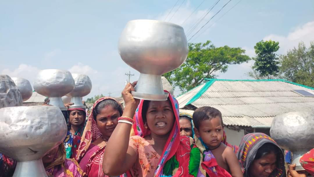 IsmailHosan223's tweet photo. " How long do we have to drink salt  water" 
This question has been asked by everyone in satkhira shamnagar (Bangladesh) for a long time
and no one has the answer 
It’s high time we start acting rather than saying 
#Stop_polluting_climate
#Water_is_life https://t.co/y0m5widxWS