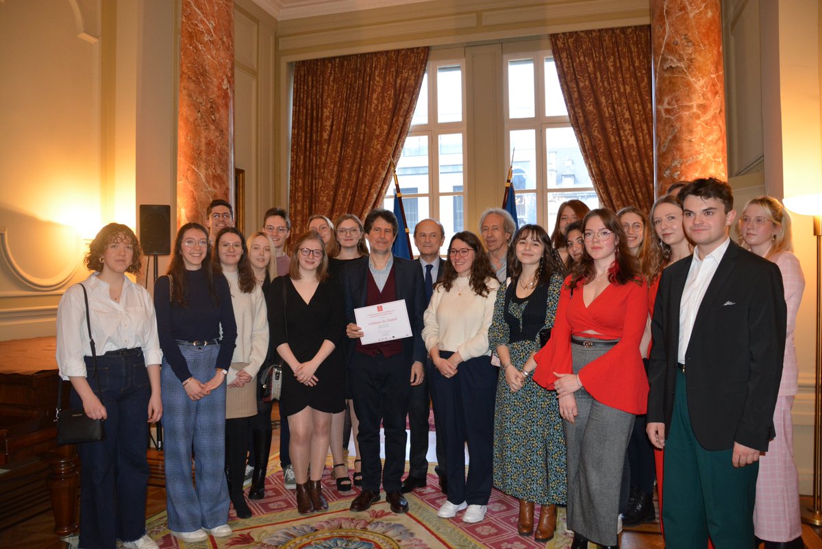 Giuliano da Empoli est le #GoncourtBelgique !

Ce vendredi 24 mars, l'Ambassadeur de France en Belgique, M. François Sénémaud, a remis son prix à l'auteur du Mage du Kremlin en présence des étudiants du Choix Goncourt de la Belgique 2022 et Pascal Bruckner de l'Académie Goncourt.