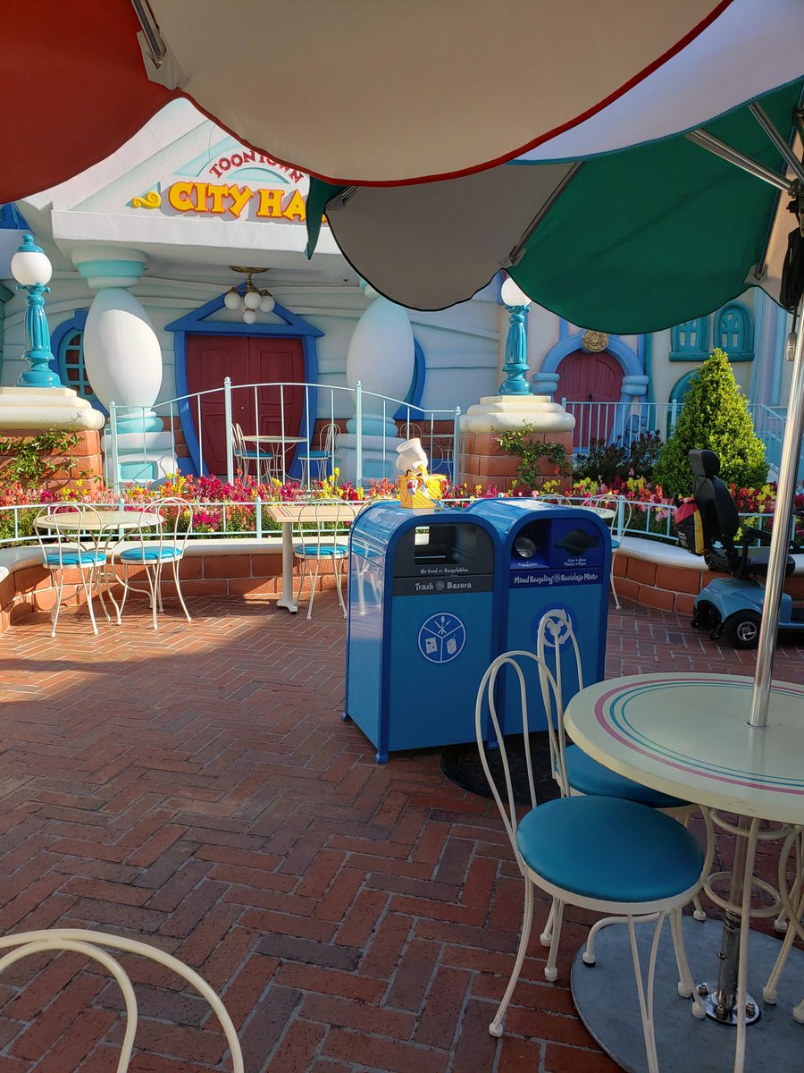 Abandoned picnic basket. A sign of the toon-pocalypse.
