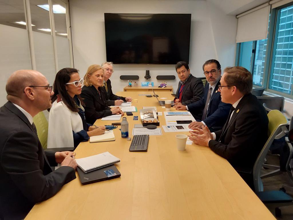 La delegación de #Ecuador en #EEUU se reunió con representantes de <a href="/UNICEF/">UNICEF</a> para analizar oportunidades en el acceso al agua potable, saneamiento e higiene y analizar el riesgo/adaptación al cambio climático. Estas estrategias ayudarán a su vez a combatir la desnutrición infantil.