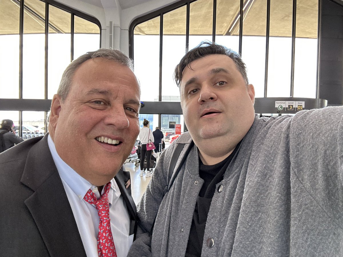 Hi <a href="/GovChristie/">Chris Christie</a> ! It was nice seeing you at <a href="/EWRairport/">Newark Liberty International Airport</a> this week! Thanks for taking the time to chat.