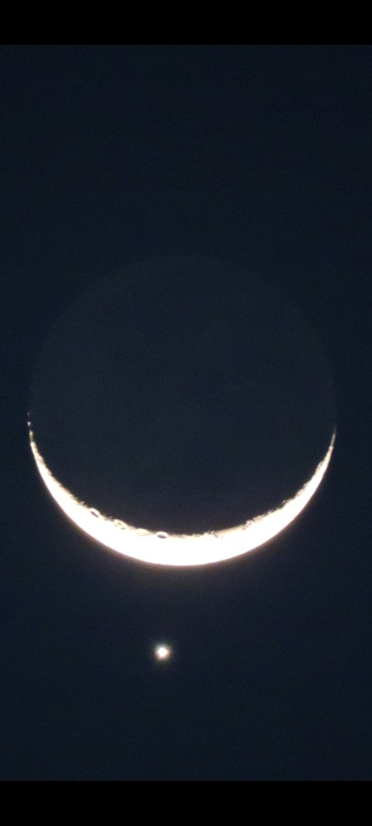 PSD_is_here's tweet photo. Before Venus disappears behind the Moon in rare conjunction in the skies - crescent moon and Venus rise in the pre-dawn hours today...took this picture from my balcony https://t.co/liyXlXnpN9