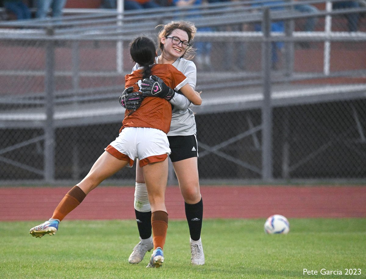 Celebration! More of my favorites from the <a href="/AliceAthletics1/">@AliceAthletics</a> bi-district win vs. Hidalgo Thursday. @arlopez222 <a href="/joe_richard10/">Coach Castellano</a> <a href="/ChrisThomasson7/">Chris Thomasson - KIII Sports</a> <a href="/KRIS6sports/">KRIS 6 Sports</a> <a href="/CallerSports/">Caller Sports</a> <a href="/EchoNewsJournal/">Alice Echo-News</a>
