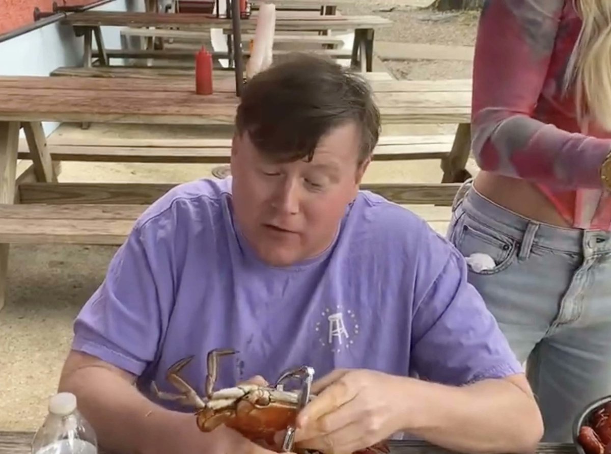 Mintzy Has Absolutely No Idea How To Eat A Crab barstoolsports.com/blog/3460969/i…