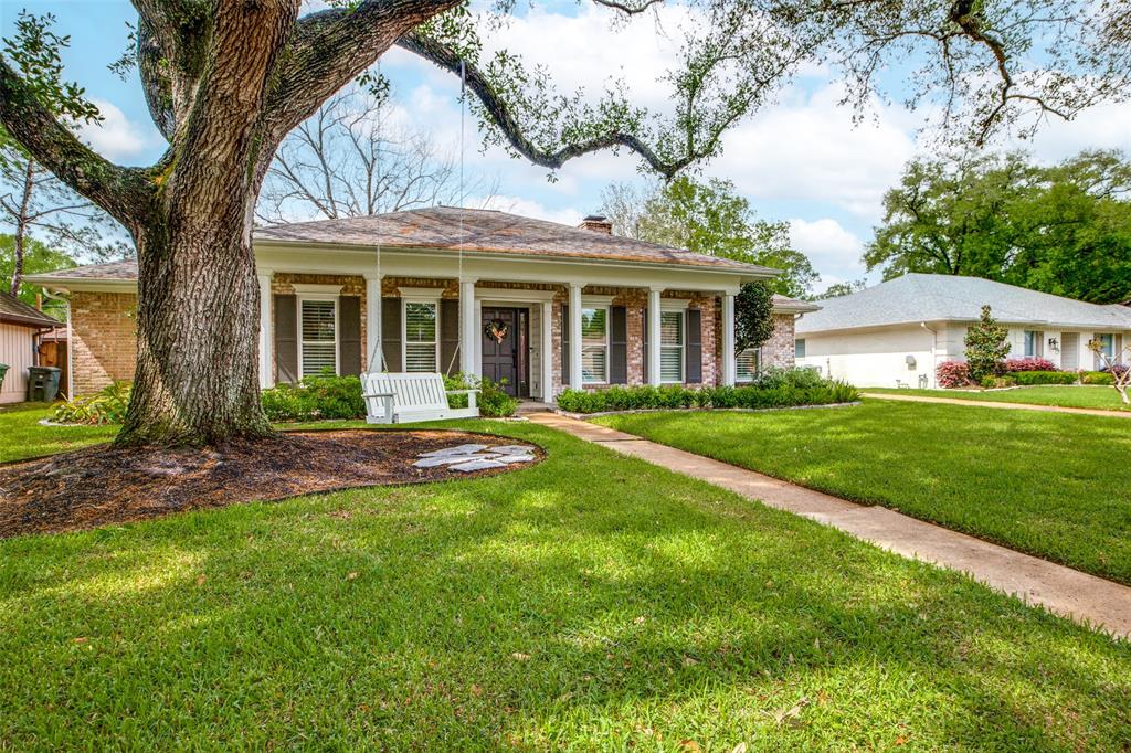 Stunning remodeled home on quiet cul de sac street! Tons of natural light and a fantastic patio for backyard gatherings. movewithtodd.com/home-search/li…
#movewithtodd #backyardoasis #coveredporch #movingtohouston #summertime  #summervibes #goldmortgagelendingteam #homebuyer