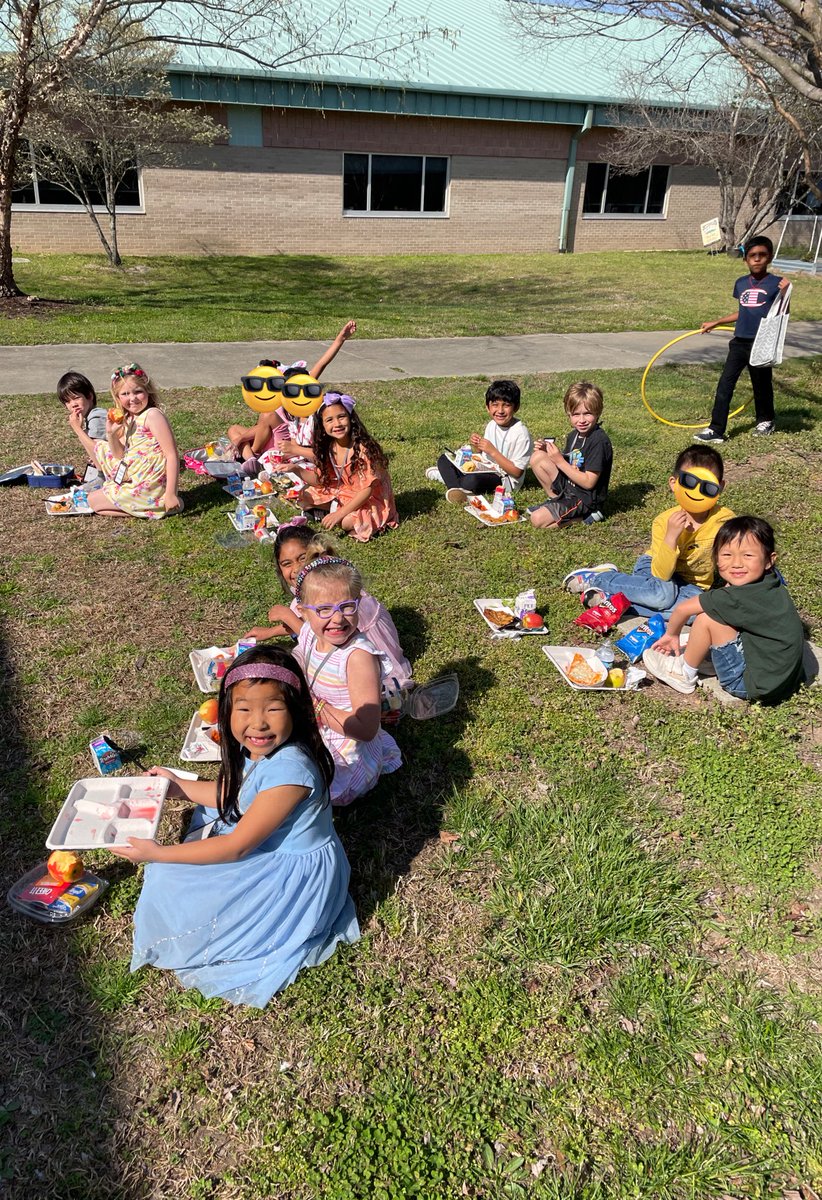 MissHKinder's tweet photo. Perfect day for a picnic! ☀️ https://t.co/7QxBL3vEOt