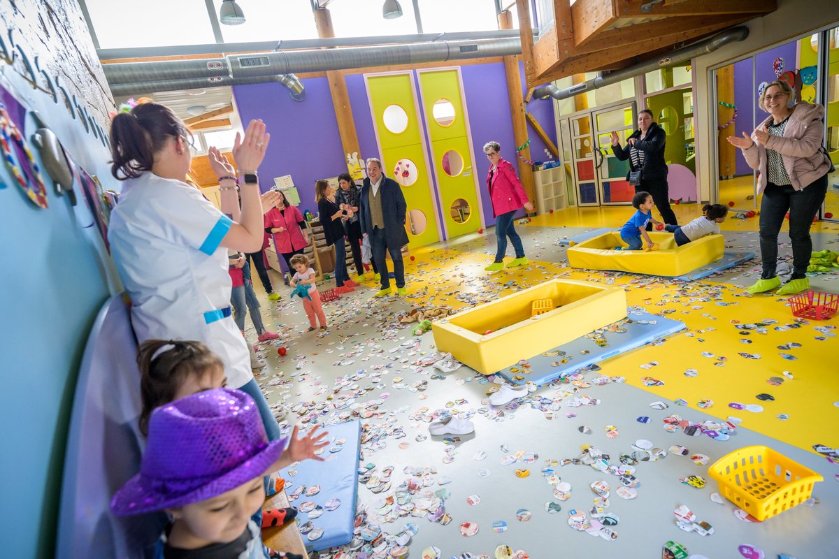 LauDegallaix's tweet photo. Une superbe clôture de la semaine nationale de la petite enfance avec le #Carnaval organisé au Parc de la Rhônelle et dans les différentes structures de #valenciennes ! Merci à @valevals9 et aux acteurs de la petite enfance pour cette belle semaine ! https://t.co/a1uLiF9ri3