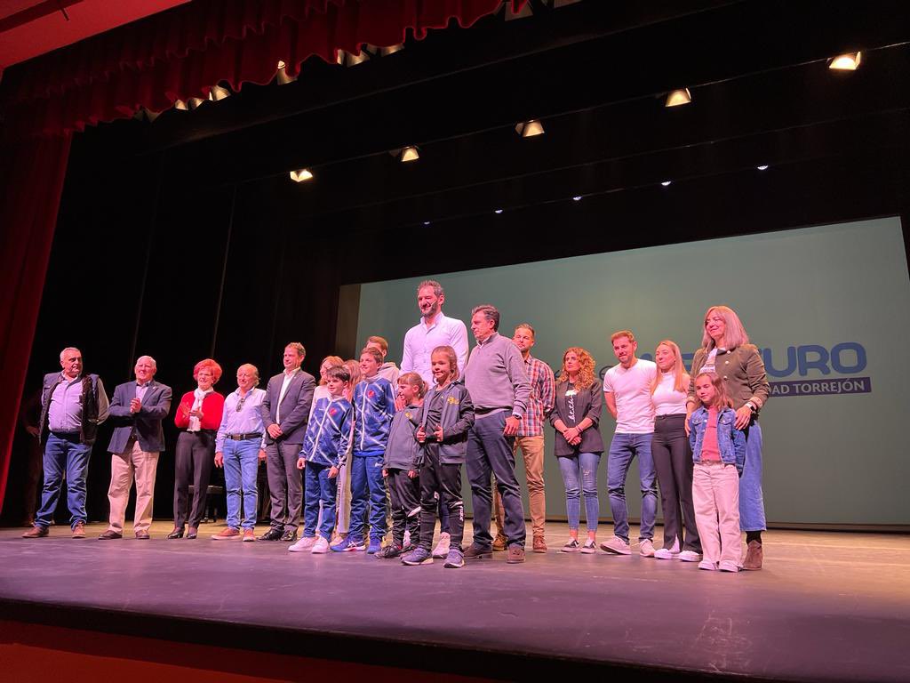 futbolellascff's tweet photo. Dos de las jugadoras de FUTBOLELLAS CFF que participaron en el vídeo de promoción de la ciudad, fueron invitadas ayer por el Ayuntamiento de Torrejón a participar en el evento central del plan de Torrejón + Ciudad, donde además pudieron conocer a Jorge Garbajosa. https://t.co/IoW8PGFExa