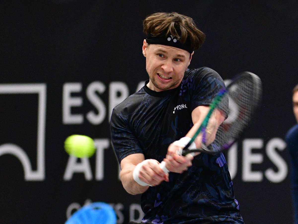 𝗕𝗘𝗥𝗔𝗡𝗞𝗜𝗦 𝗦𝗢𝗥𝗧 𝗘𝗦𝗖𝗢𝗙𝗙𝗜𝗘𝗥 💪 <a href="/berankisr/">Ricardas Berankis</a> 🇱🇹 est venu à bout en trois manches de la tête de série Numéro 1 Antoine Escoffier 🇫🇷. 👉Le Lituanien affrontera ce samedi @evanfurnesstennis 🇫🇷 pour tenter de décrocher une place en finale.

📸 Philippe Kermoal