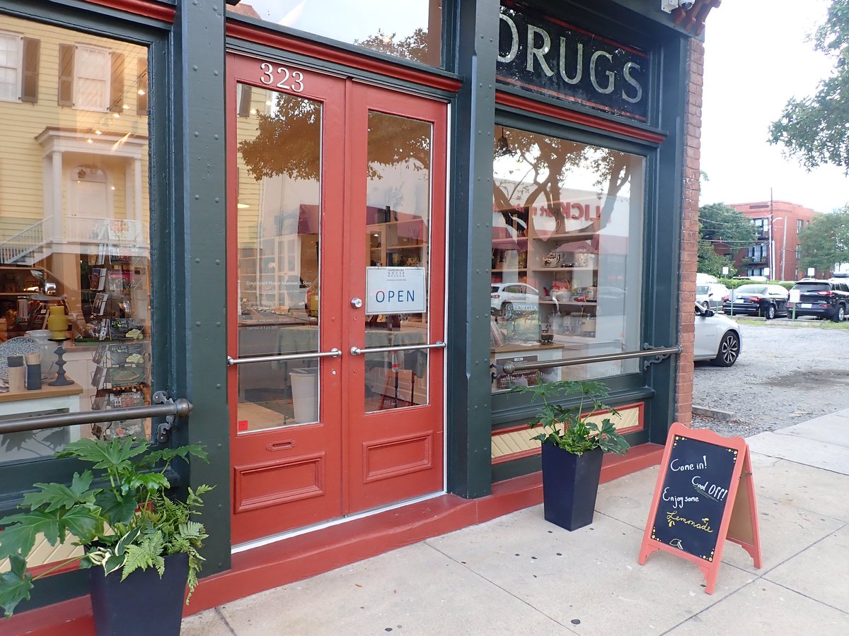 Davenport House Museum Entrance and Shop is at 323 E. Broughton Street.  All tours begin here! ow.ly/HOgy50NrrX6
#savannah #museum #tours #gifts #shopping