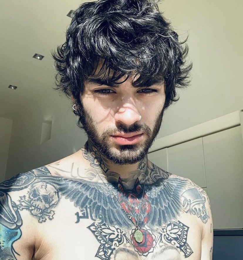 selenagomezbr's tweet photo. 🚨 RUMOR: Segundo a People, Selena Gomez e Zayn estão namorando.

Eles foram vistos em um jantar por uma fã que trabalha no local e notou ambos de mãos dadas. https://t.co/DUkKqjoWr5