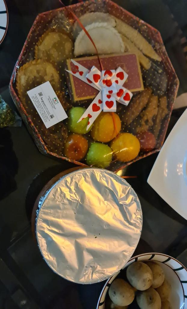 MehreenOfficial's tweet image. This pack of joy just a few minutes before iftar, every year, confirms Roja has begun. This is such sweet a gesture from Shagor bhai and Shiraj Bhai,  Not only me, my  family too feels blessed to have them so closely knit. 
#channelI  
#iftar #jilapi #pitha #Haleem #paan