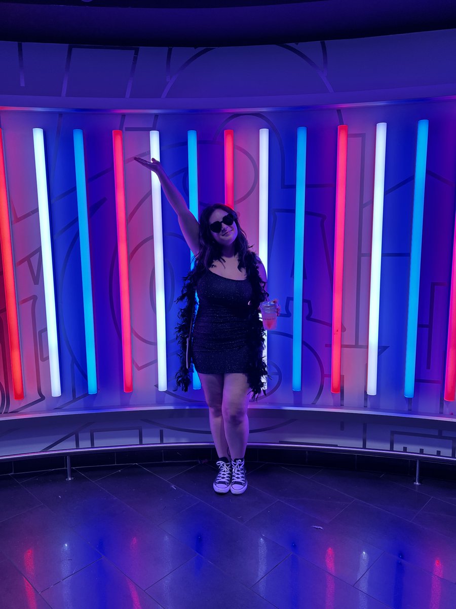 abbydigaud's tweet photo. The main thing I like to do on social media is talk about the things I love like books, movies, music, etc. This photo represents my brand because it was taken at a concert. #MCO335 https://t.co/aQndepHg26