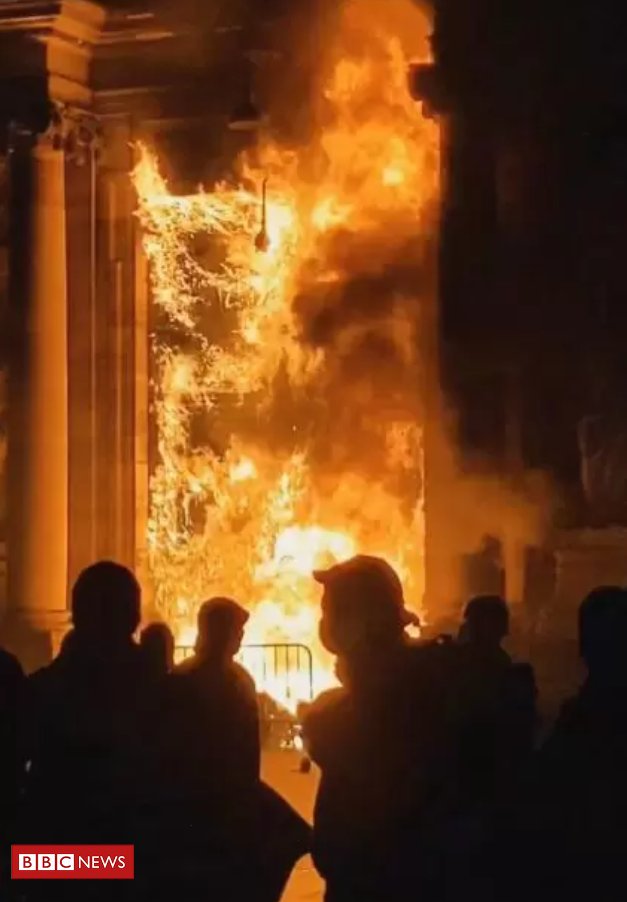 Prefeitura é incendiada em protesto de mais de 1 milhão contra reforma previdenciária na França
bbc.in/3JKs8mu