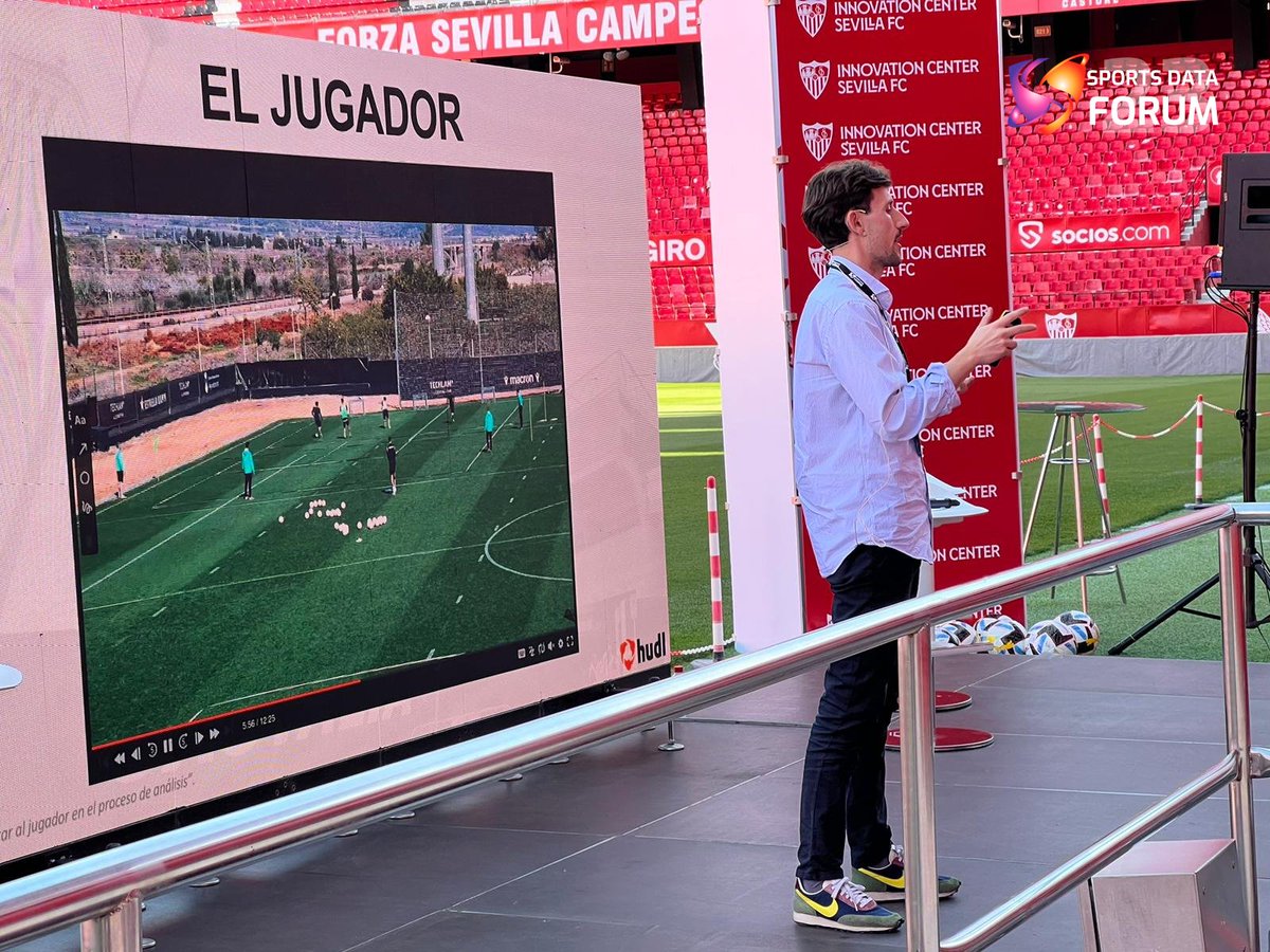 SportsDataCamp's tweet photo. En el escenario principal le pasamos el testigo a @PacoUrdiain Jefe de analistas en @cdcastellon 

👉 https://t.co/FuOnJvgxge

#SDForum23 #ConcursoSportsDataForum #Evento #Futbol #BigData #AnalíticaDeportiva #SportsDataCampus #SevillaFC #UCAM #HUDL https://t.co/FGvK5eDWfE