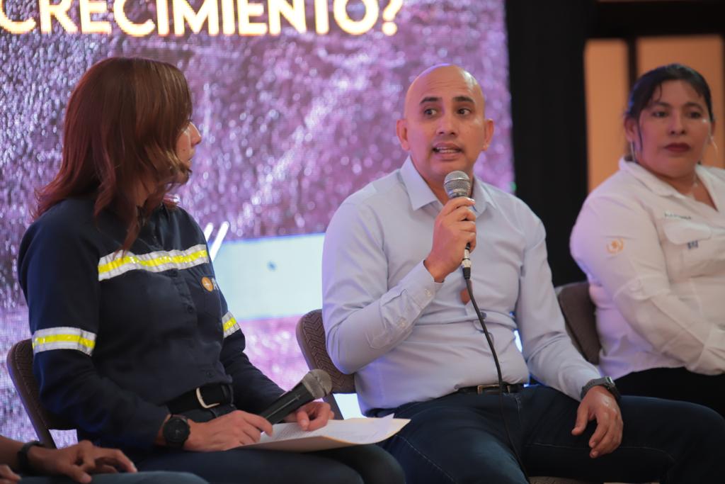 MesaComp_ES's tweet photo. Panel: Activando el ecosistema empresarial 
 ¿Cómo generar mayor crecimiento? 

✅@AbrahamRiveraE - Alcalde de Escuintla 
✅Aura Marina Orantes - Alcaldesa de Masagua
✅Danilo Maldonado - Pantaleón
✅Gabriela Roca - Corporación Aceros de Guatemala
✅Eber Aguilar - Startup Grind https://t.co/3QWIUGJEEI