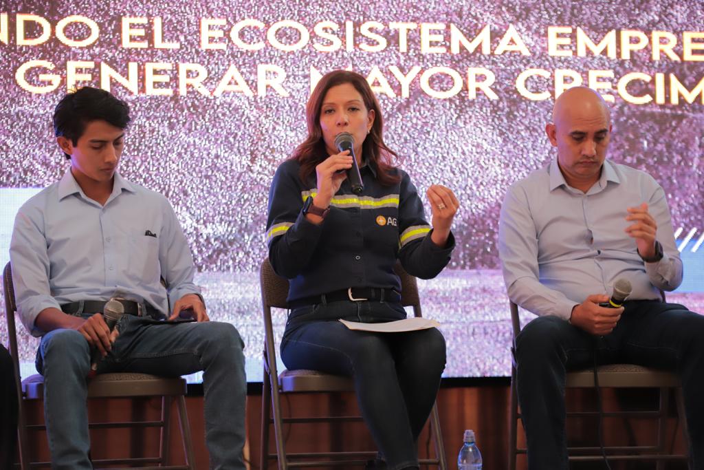 MesaComp_ES's tweet photo. Panel: Activando el ecosistema empresarial 
 ¿Cómo generar mayor crecimiento? 

✅@AbrahamRiveraE - Alcalde de Escuintla 
✅Aura Marina Orantes - Alcaldesa de Masagua
✅Danilo Maldonado - Pantaleón
✅Gabriela Roca - Corporación Aceros de Guatemala
✅Eber Aguilar - Startup Grind https://t.co/3QWIUGJEEI