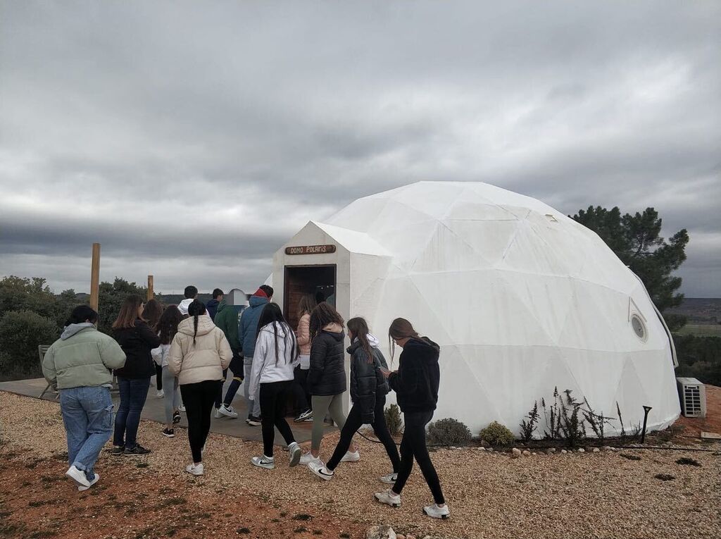 Hoy hemos participado en la última actividad del programa Marzo Emprendedor. 
Los alumnos de 1ºBach han visitado Open Orbi, en Lodares de Osma, y han conocido una forma diferente de trabajar (Coworking y coliving rural) 🌿🏕️ @openorbi muchas gracias instagr.am/p/CqLTRMxIivs/