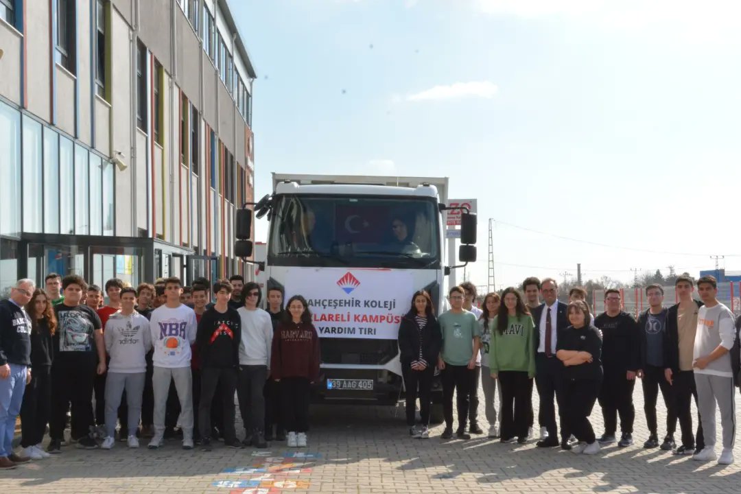 BK_Kirklareli's tweet photo. Deprem Yaralarını Birlikte Sarıyoruz
Bahçeşehir Koleji Kırklareli Kampüsü öğrencilerinin“Deprem Yaralarını Birlikte Saracağız”felsefesiyle yaptıkları sosyal sorumluluk projesini gerçekleştirmenin gururunu yaşadılar.
Yardım kolilerini taşıyan aracı bugün deprem bölgesine uğurladık https://t.co/oJiCdNQk1m
