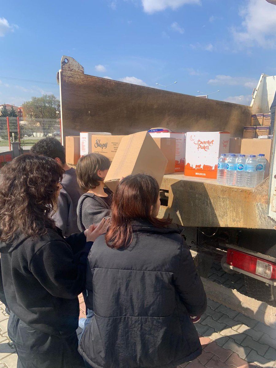 BK_Kirklareli's tweet photo. Deprem Yaralarını Birlikte Sarıyoruz
Bahçeşehir Koleji Kırklareli Kampüsü öğrencilerinin“Deprem Yaralarını Birlikte Saracağız”felsefesiyle yaptıkları sosyal sorumluluk projesini gerçekleştirmenin gururunu yaşadılar.
Yardım kolilerini taşıyan aracı bugün deprem bölgesine uğurladık https://t.co/oJiCdNQk1m