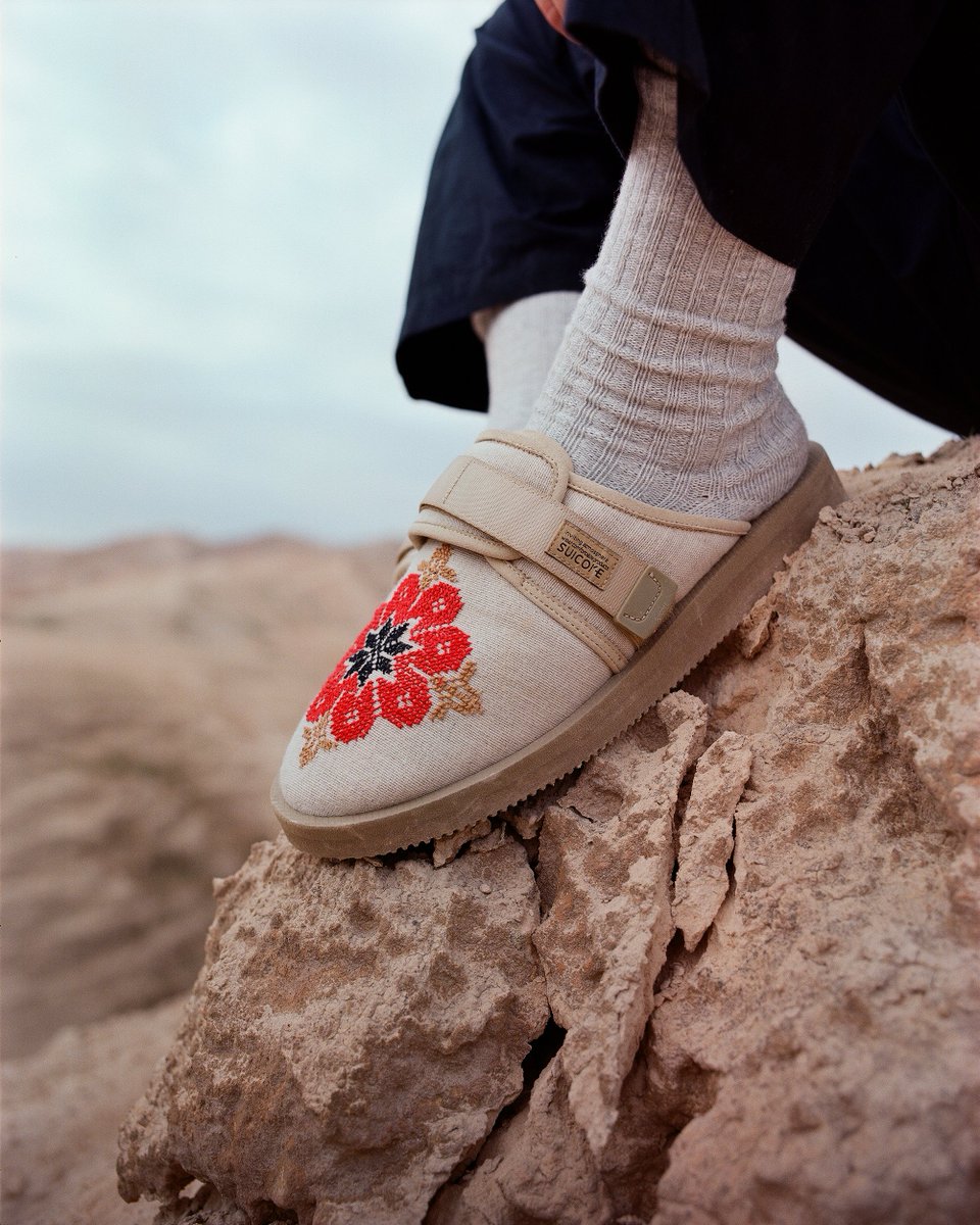 SUICOKE_CA's tweet photo. SUICOKE by Adish releasing today.
Available today at Dover Street Market (Ginza, Beijing, New York City, & Los Angeles) and Comme Des Garcons Seoul.
Each location is carrying an exclusive embroidery colorway.
-
#adish #suicoke #suicoke_ca #suicoke_official https://t.co/XMYzwRr713