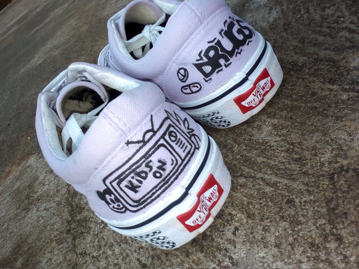 goodluckyCan's tweet photo. CareAboutNone [CAN] custom design brings to you "Kids On Drugs"(KOD) custom vans.
FRAME1: BEFORE 
FRAME2:WIP
Frame3'4: AFTER https://t.co/99vtFP5iAR