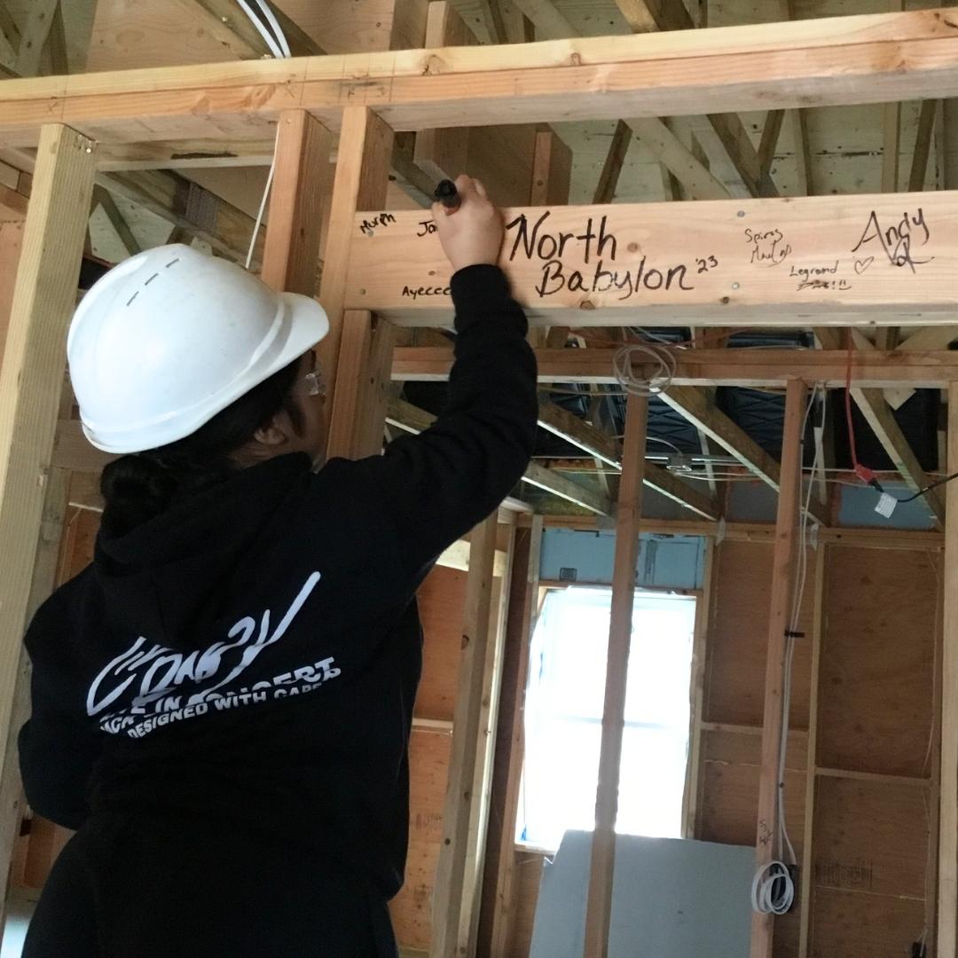 habitatLINY's tweet photo. #Thankyou to North Babylon HS students for #volunteering with us in Riverside, #Southampton today!

To learn more about our #StudentBuild program, visit https://t.co/jpSs0fWnJw or contact JessK@HabitatLINY.org.

#volunteer #HabitatforHumanity #HabitatLINY #LongIsland #Riverside https://t.co/G3KO2j7NCe