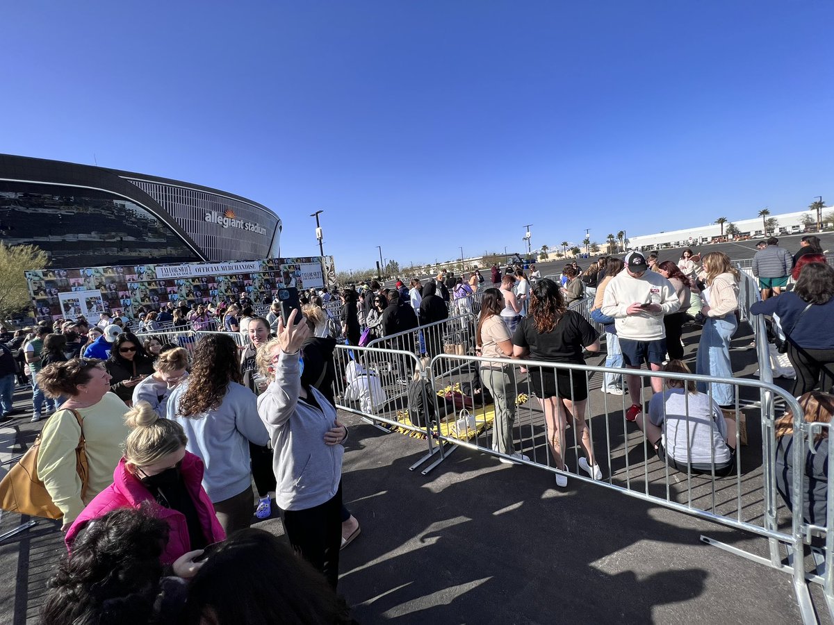 zerochucks2give's tweet photo. Merch truck opens in 2.5 hours and the line is already insane #TSTheErasTour #lasvegas #TSErasTourvegas #LasVegasTSTheErasTour #TaylorSwift #TaylorSwiftTheErasTour #taylornation https://t.co/4yQfW33isN