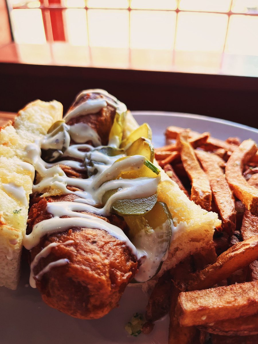 FEDspecials's tweet photo. Housemade hearty sausages are on special this weekend. Go traditional with our bratwurst or mix it up with the Nashville Hot Chicken. https://t.co/IUxN0YOpGo