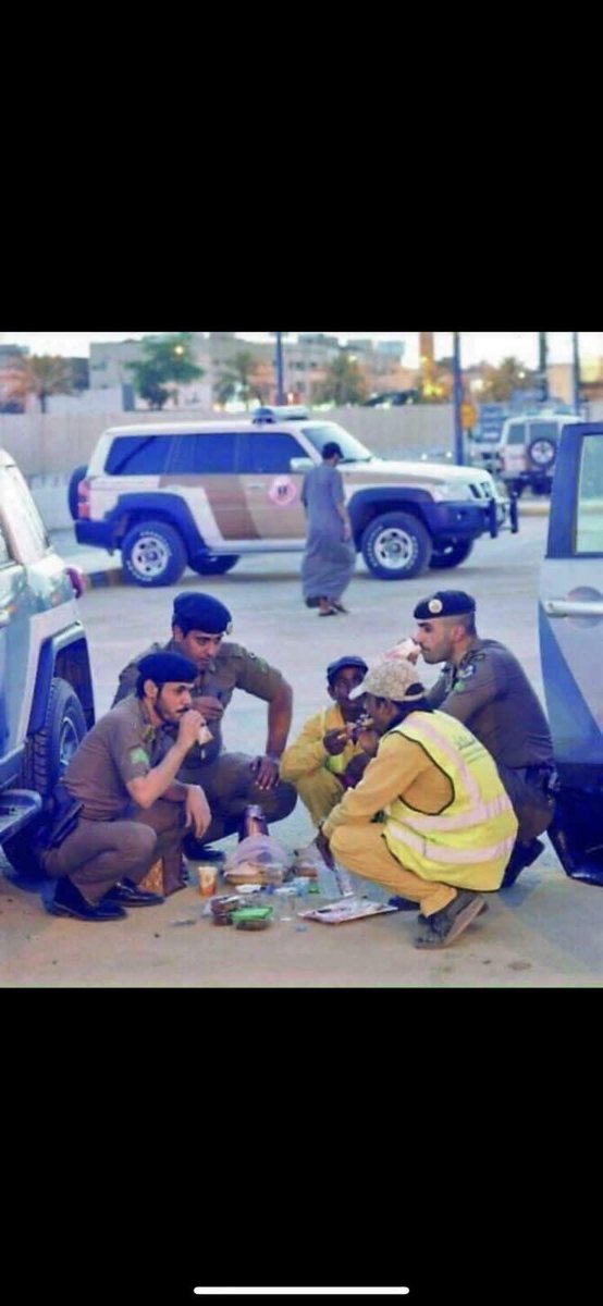 maalbarakati's tweet photo. قال لي: إني بعيد الدار والأهل.. غريب
قلتُ: ما في الناس شاةٌ يا أخا الناس وذيب
إنّما الإنسانُ للإنسانِ جارٌ وقريب
كُلُّ من في الكون بالحُبِّ إلى الكُلِّ حبيب https://t.co/3LOIL8YaaN