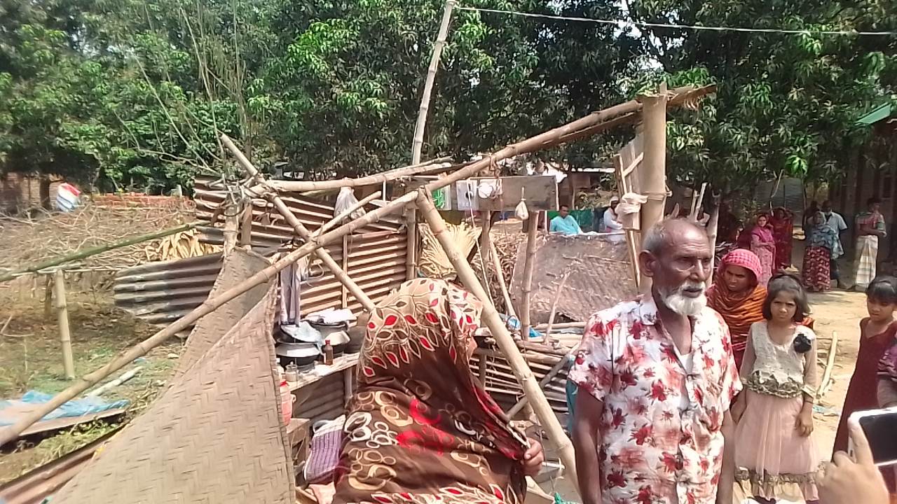 ধামইরহাটে বাড়ীঘর ভাংচুর, লুটপাটসহ দুই লক্ষাধিক টাকার ক্ষতি