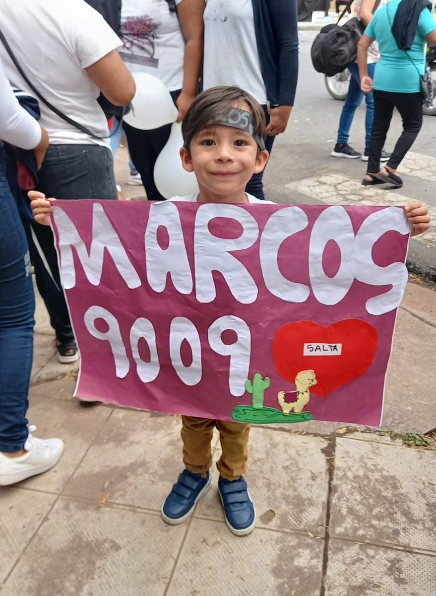 AlwaysDreamy_OK's tweet photo. Me muero de amor con este nenito, la vincha, la llamita del cartel y la carita que pone 🥺😭 
MARCOS AL 9009, lo pide el. https://t.co/YloSxuut0e