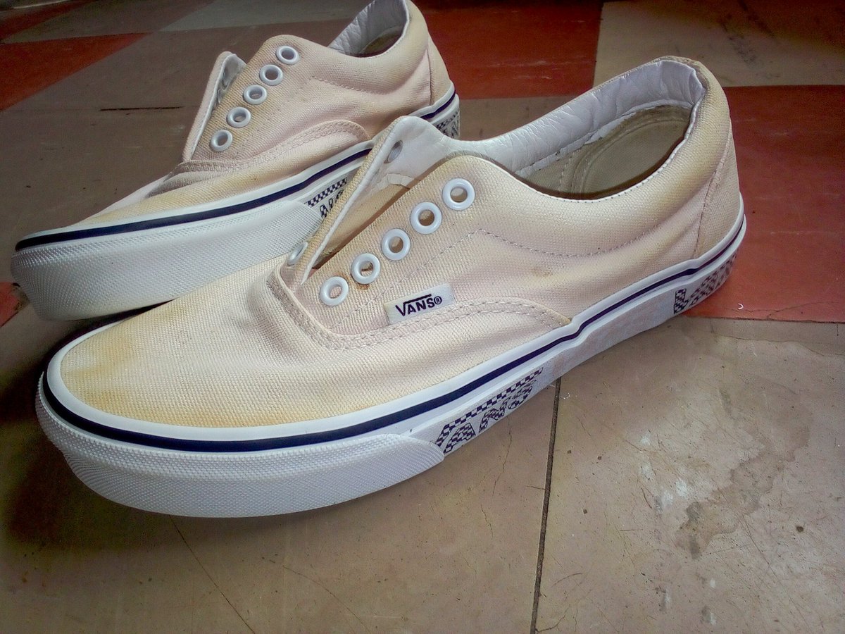 goodluckyCan's tweet photo. CareAboutNone [CAN] custom design brings to you "Kids On Drugs"(KOD) custom vans.
FRAME1: BEFORE 
FRAME2:WIP
Frame3'4: AFTER https://t.co/99vtFP5iAR